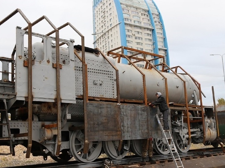 Рабочие «одевают в броню» паровоз из прошлого века в Волгограде