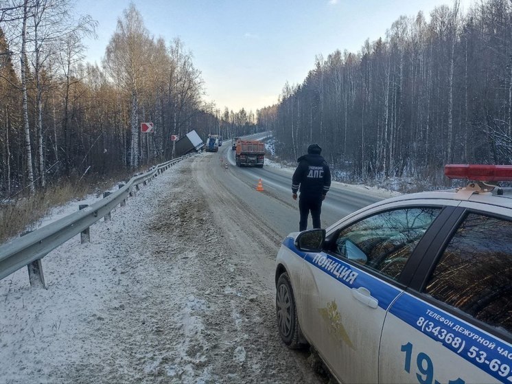 На свердловской дороге ограничили движение из-за вылета грузовика в кювет