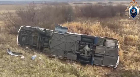 В Красноярском крае автобус съехал в кювет: видео с места происшествия