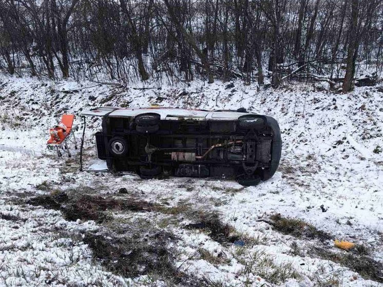 Медицинский автомобиль опрокинулся в кювет под Калининском