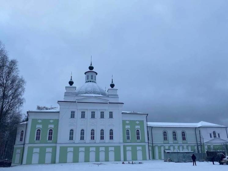 Купола и кресты установили на Сретенский собор в Никольске