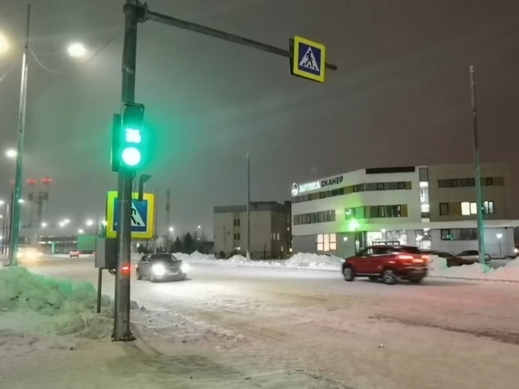 Авто поехали по обновленной улице Геологоразведчиков в Новом Уренгое