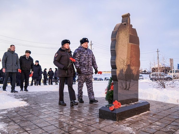 В Ямальском районе ветераны ОМВД почтили память погибших коллег