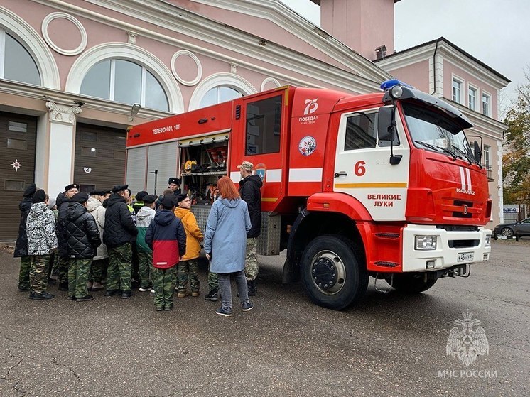 В Великих Луках прошли уроки безопасности для кадетов