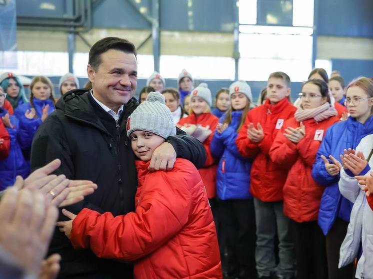 Андрей Воробьев пообщался с пилотажными группами «Русские Витязи» и «Стрижи»