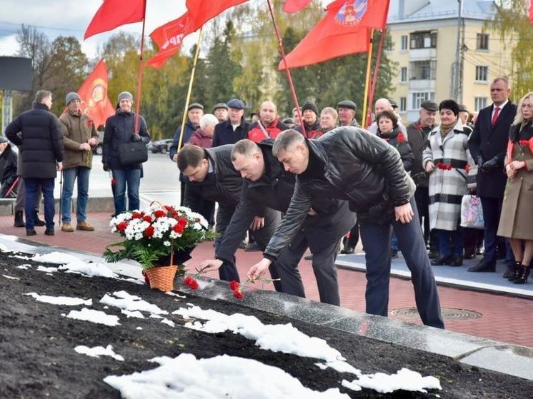 В Орле к памятнику Ленина возложили цветы