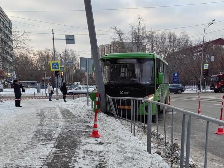 В Тюмени автобус врезался в опору камеры фотофиксации, есть пострадавшие