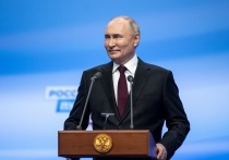 Не прерывая при этом военного 