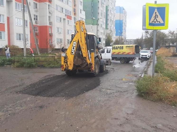 В Астрахани на улице Балашовской подсыпали дорогу