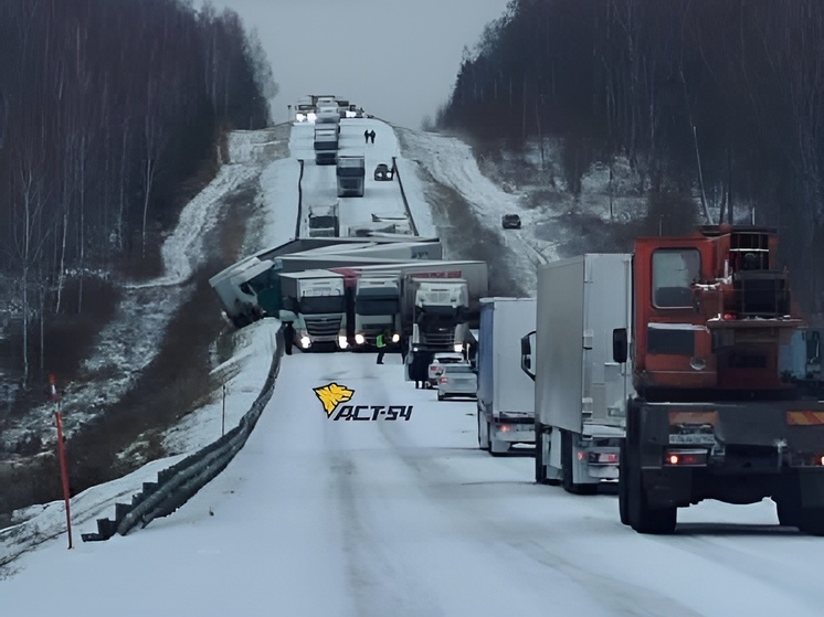 4 фуры столкнулись на трассе в Новосибирск