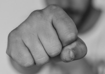 Телеграм-канал «Mash на волне» сообщает, что водитель в городе Симферополе набросился с кулаками на дорожных рабочих за то, что они не пропускали его на перекрытую улицу