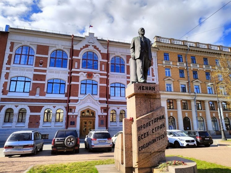 Вандалы изуродовали памятник Ленину в Красном селе