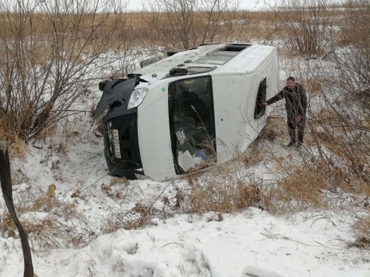 Маршрутка с пассажирами улетела в кювет на трассе Омск-Тара