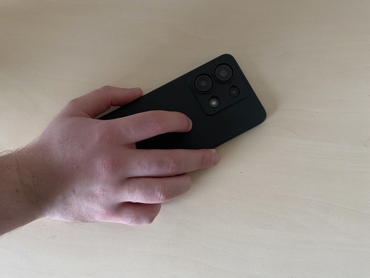 В Карелии молодой человек залез в чужую машину и забрал телефон