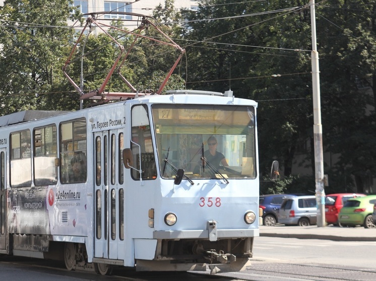 В Екатеринбурге микроавтобус застрял на рельсах и парализовал движение трамваев