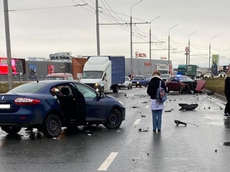 В ДТП с Mazda и Renault  у ТРЦ «Марко Молл» в Рязани пострадали оба водителя