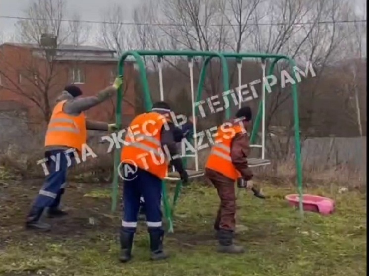 В Малевке рабочие снесли детскую площадку, поставленную жильцами на свои деньги