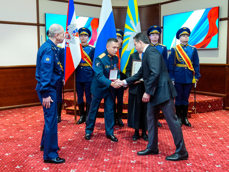 Родителям погибшего участника СВО из Подмосковья передали звезду Героя РФ