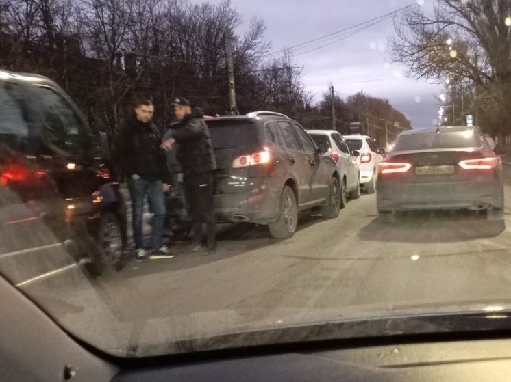 В пятницу вечером в Курске три массовых ДТП осложнили движение транспорта