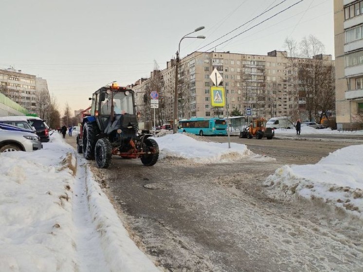 Почти 100 единиц техники вышли на уборку улиц Мурманска