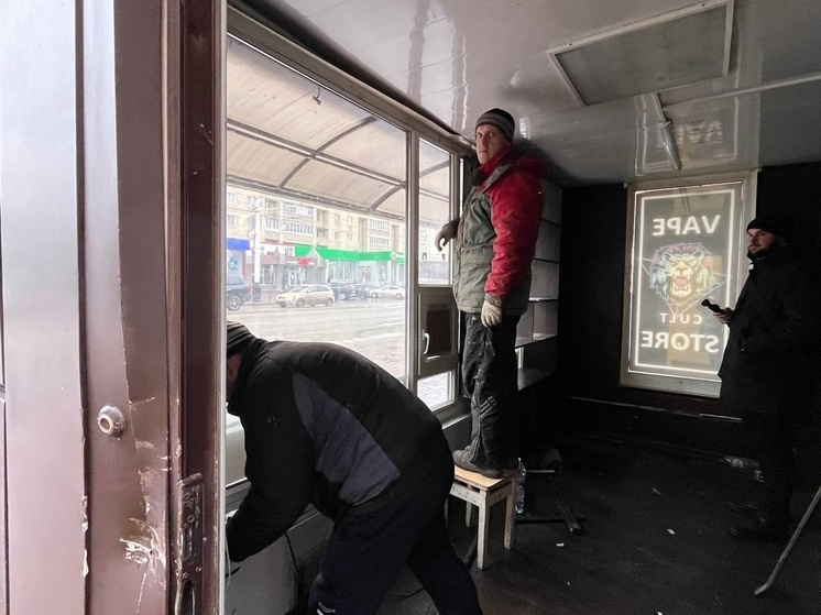 Установленный с нарушениями киоск в центре Тамбова начали демонтировать