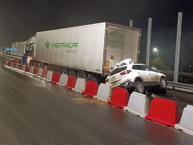 Водитель легковушки погиб в жестком ДТП с грузовиком на мосту под Волгоградом