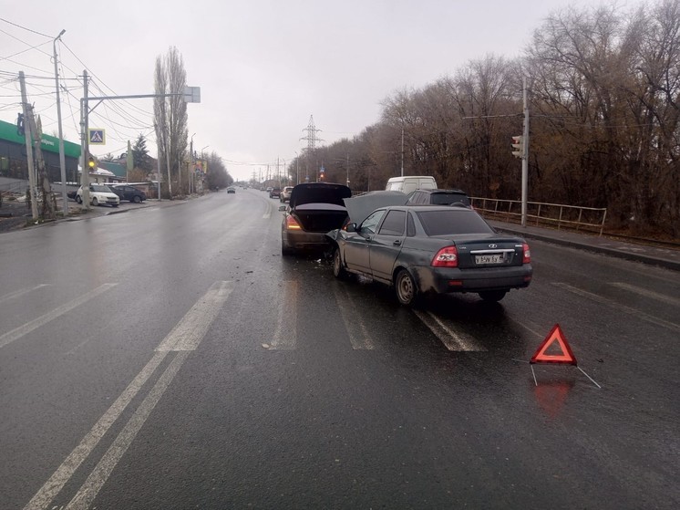 В аварии с Mercedes-Benz пострадали двое