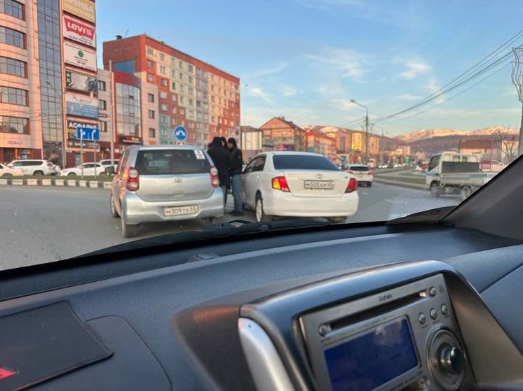 В Южно-Сахалинске столкнулись хэтчбек и седан