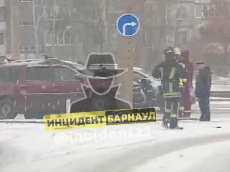 В Барнауле «Лада» после столкновения с «Сузуки»  влетела в столб