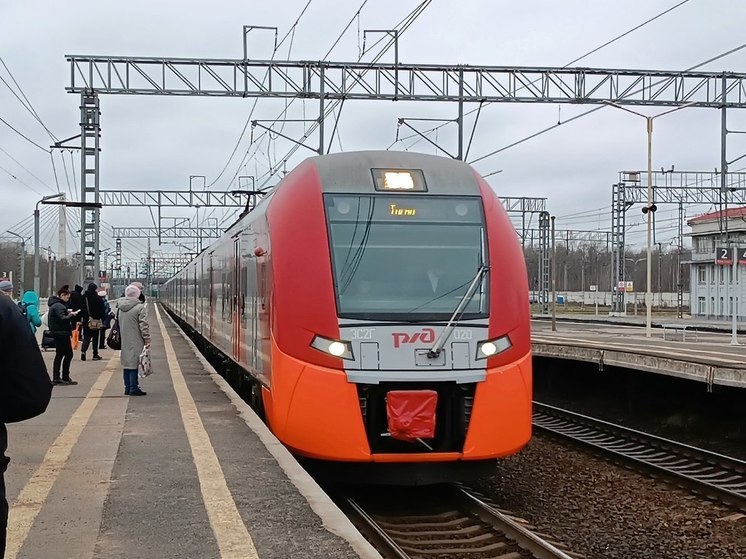 Пригородные поезда, следующие в Петербург, задержатся на час