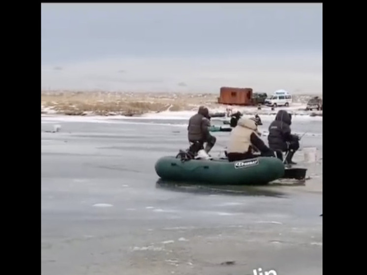 Сахалинские рыбаки зашли на лед на резиновых лодках