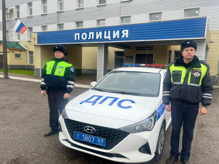 Сотрудники ГАИ в Тверской области помогли матери с раненым ребенком объехать пробку