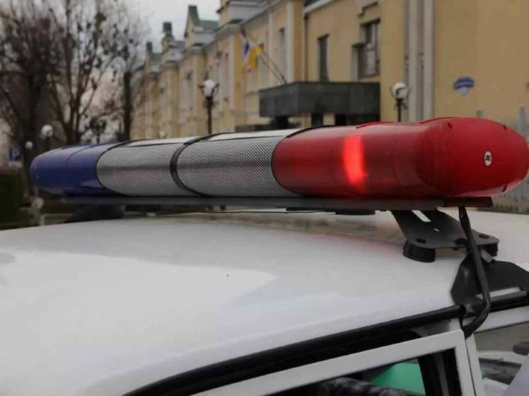 Полуголая сумасшедшая женщина заперлась в квартире с младенцем в Суворовском