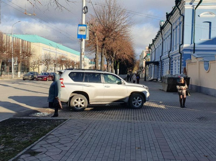 В Рязани водитель Toyota Land Cruiser припарковался поперёк остановки