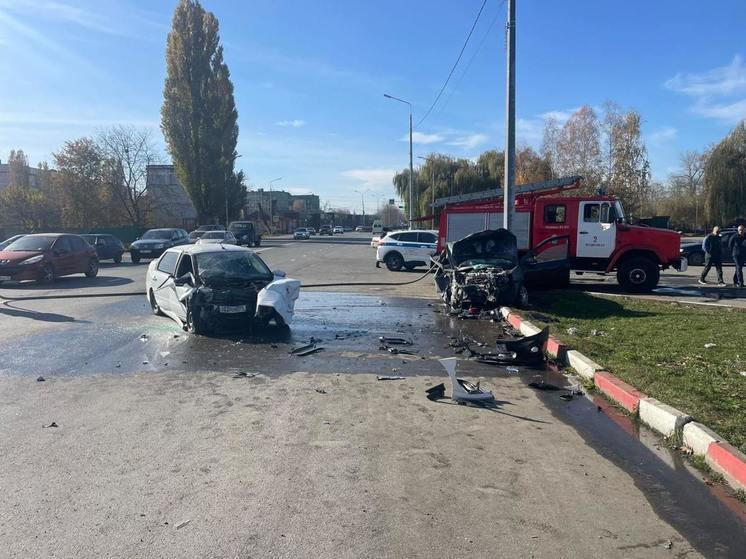 Во Владикавказе лоб в лоб столкнулись две легковушки, 5 человек пострадали