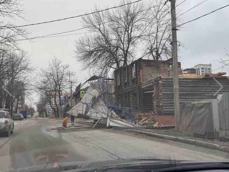 Лжефасад обрушился на Малой Ямской улице в Нижнем Новгороде