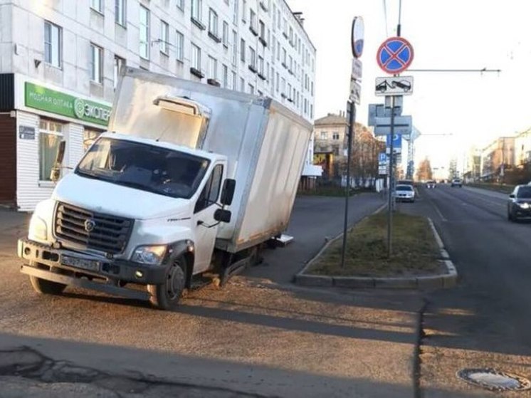 Асфальт в Петрозаводске провалился от веса грузовой машины