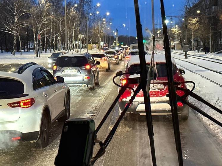 Новокузнечанка поделилась фотографией километровой пробки в Новокузнецке