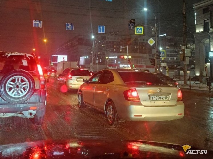Огромная пробка образовалась на Плановой в Новосибирске из-за сломанного светофора