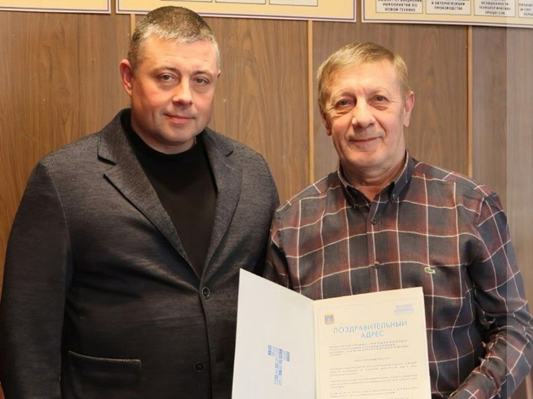 Жителю Мичуринска вручили поздравительный адрес в честь 65-летия Героя труда