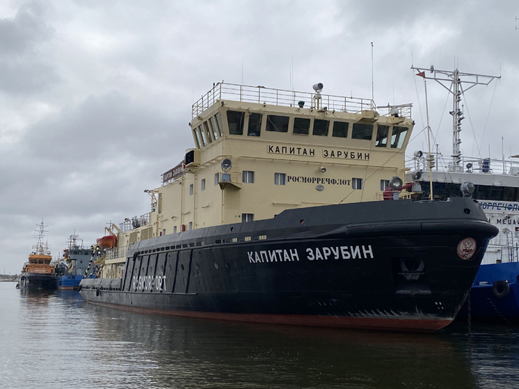 В астраханском порту появился ледокол «Капитан Зарубин»