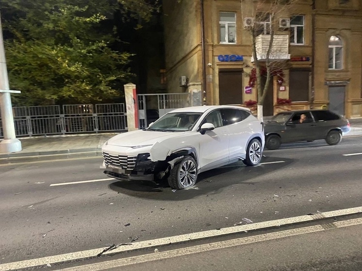 В центре Ростова «БМВ» протаранила две припаркованные легковушки