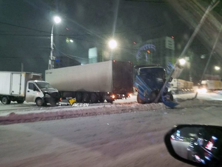 Массовое ДТП с фурами произошло на Краузе в Новосибирске