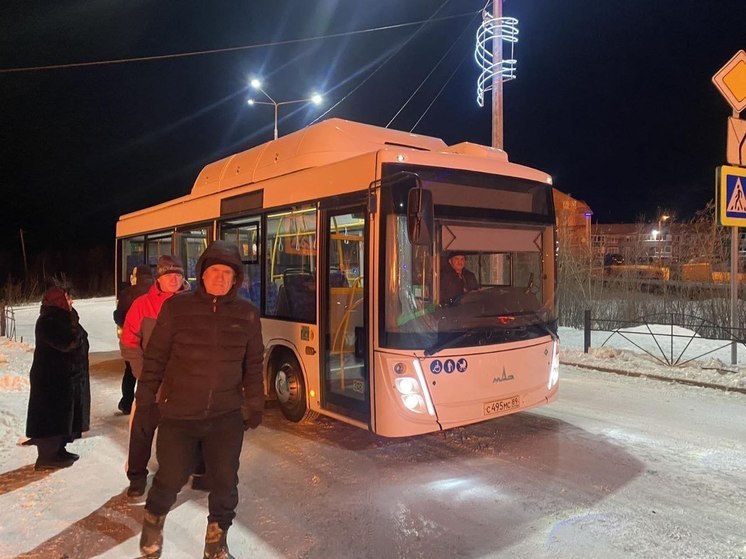 Для жильцов горящего дома в Лабытнанги пригнали автобусы