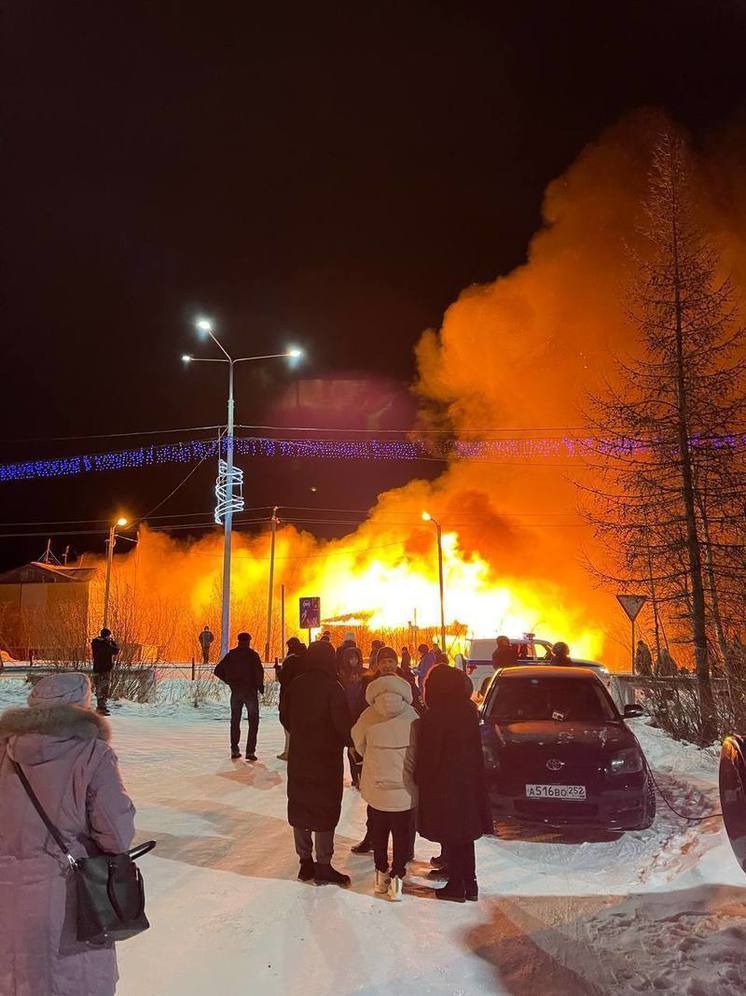 Прокуратура выясняет обстоятельства пожара на Школьной в Лабытнанги