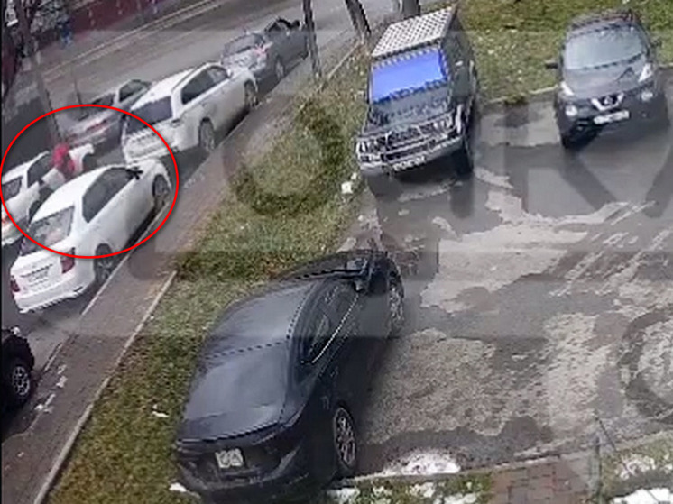 Появилось видео с высадкой ребенка из угнанного авто на Сахалине