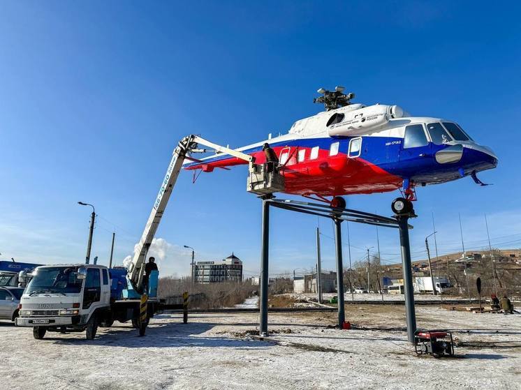 В Улан-Удэ начался монтаж памятника легендарному вертолёту Ми-8