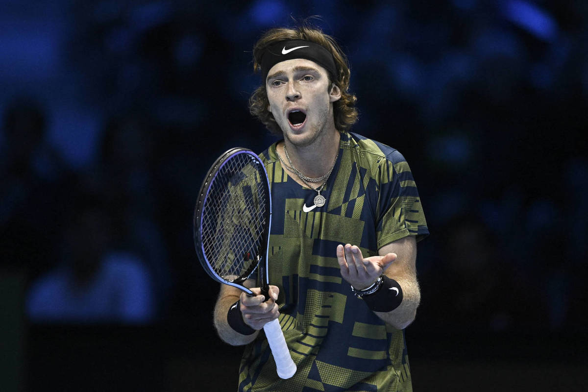 Рублев проиграл Звереву в первом туре Итогового турнира ATP