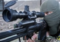 Снайпер войскового спецназа группировки «Днепр» с позывным «Черный» в беседе с РИА «Новости» рассказал, как ему удалось нейтрализовать целую группу военнослужащих вооруженных сил Украины (ВСУ) одним выстрелом из тяжелой снайперской винтовки калибра 12,7 миллиметра.