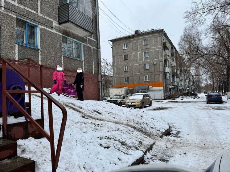  Импровизированная горка в Новокузнецке угрожает жизни и здоровью детей